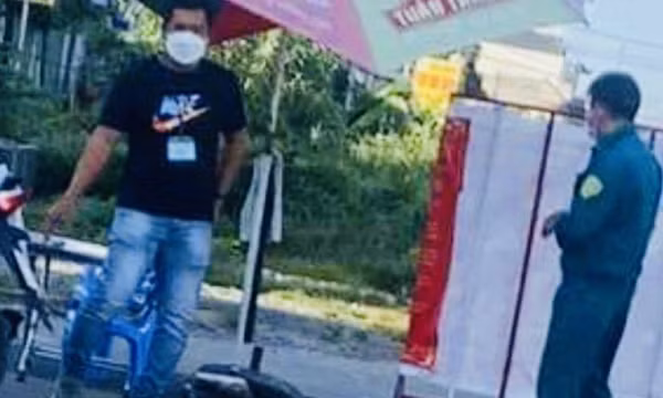 Tổ phó chốt kiểm soát dịch “làm luật” với người giao hàng