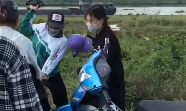 50 nữ sinh mang hung khí "hỗn chiến" trên bờ đê