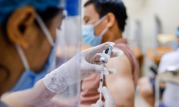 Hạ sốt đúng cách sau tiêm vắc-xin phòng Covid-19