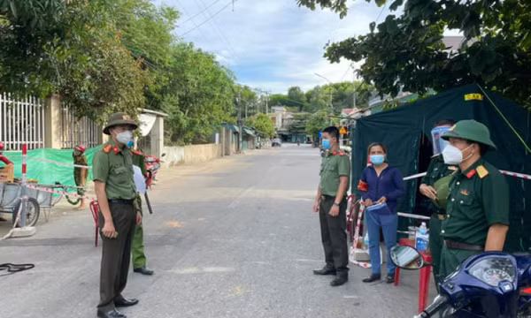 Ký giấy cho người ở vùng dịch về quê, phó chủ tịch xã bị đình chỉ