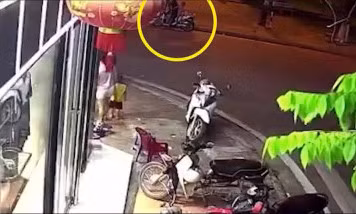 Khoảnh khắc cháu bé băng qua đường bị ô tô cán nguy kịch
