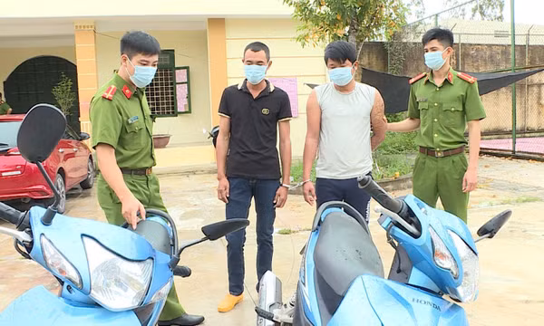 Khởi tố hai đối tượng cướp xe mô tô