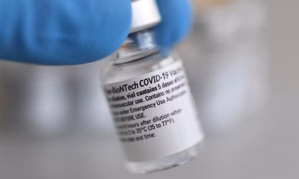 FDA Mỹ cho phép tiêm liều thứ ba vắc-xin Pfizer cho người trên 65 tuổi