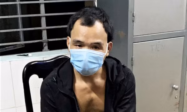 Nam thanh niên ngông cuồng tông chốt kiểm soát rồi lao vào đánh công an
