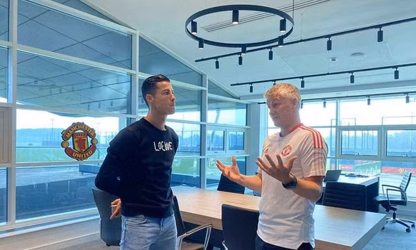 Ronaldo tập buổi đầu cùng Man Utd
