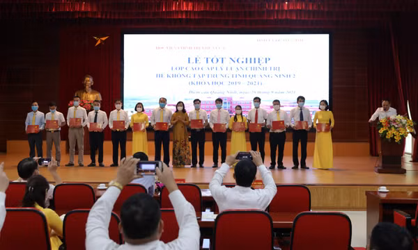 Bế giảng lớp Cao cấp lý luận chính trị hệ không tập trung khoá học 2019-2021