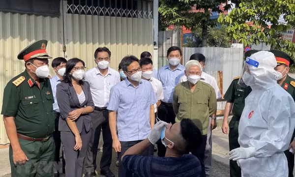 Phó Thủ tướng Vũ Đức Đam kiểm tra khu nhà trọ "điểm nóng" ở Bình Dương