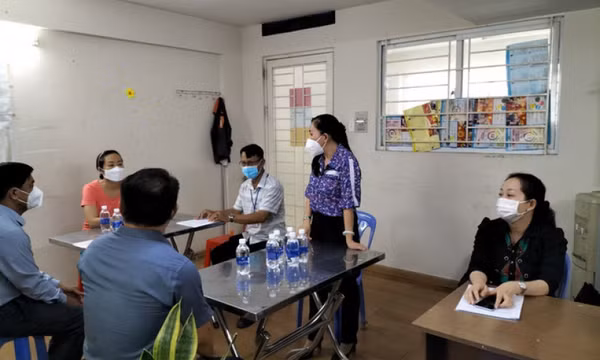 Bí thư phường công khai xin lỗi người phụ nữ bị cưỡng chế test COVID-19