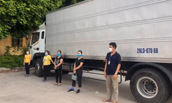 Bốn nữ công nhân trốn trong thùng xe “luồng xanh”