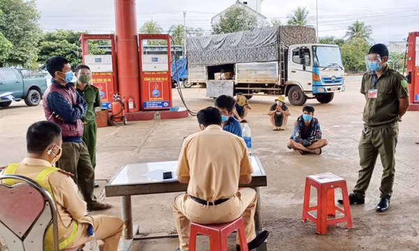 Tài xế xe “luồng xanh” giấu người trong thùng vượt chốt