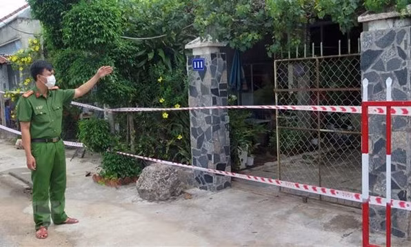 2 quan chức bị cảnh cáo vì hẹn nhau ra ngoài khi giãn cách