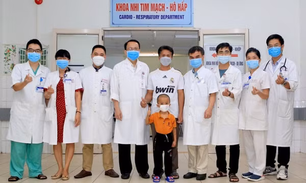 Cứu sống bé 5 tuổi nguy kịch tính mạng do bị ong đốt