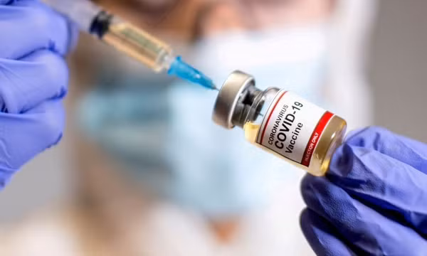 Có nên cho người tiêm đủ 2 mũi vaccine Covid-19 trở lại làm việc?