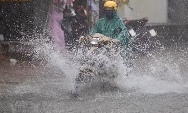 Mưa dông diện rộng tiếp diễn khắp các khu vực trên cả nước