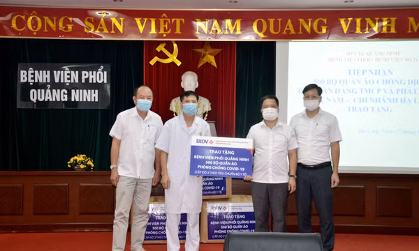 BIDV Chi nhánh Hạ Long trao tặng 1.000 bộ bảo hộ phòng, chống dịch Covid-19