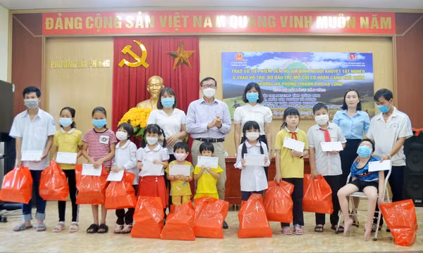 Hội Bảo trợ NKT&TMC tỉnh trao hỗ trợ học sinh mồ côi, người khuyết tật 