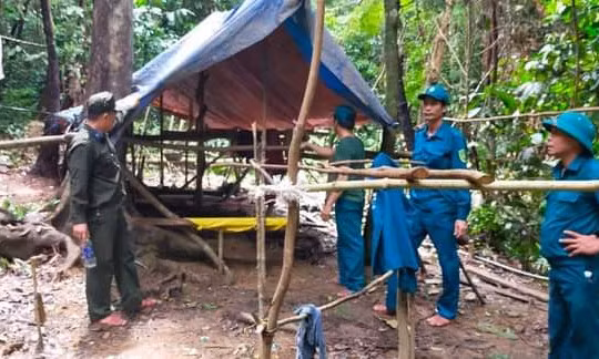Nhóm thanh niên "lẻn" vào rừng Khe Đương khai thác vàng trái phép