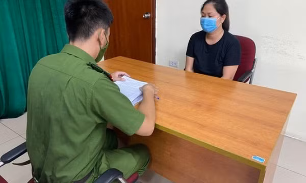 Khởi tố người phụ nữ uống rượu, tấn công cảnh sát trực chốt ở Hà Nội