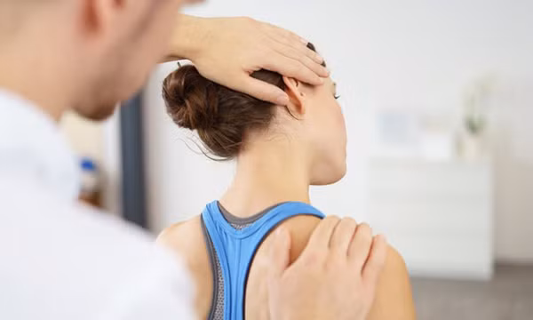 Thoát vị đĩa đệm cột sống cổ: Nguyên nhân, dấu hiệu và cách điều trị