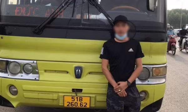 Tài xế mua bằng giả, chở công nhân quá số người quy định