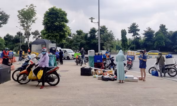 Nguy cơ lây lan dịch cao khi shipper tụ tập giao hàng