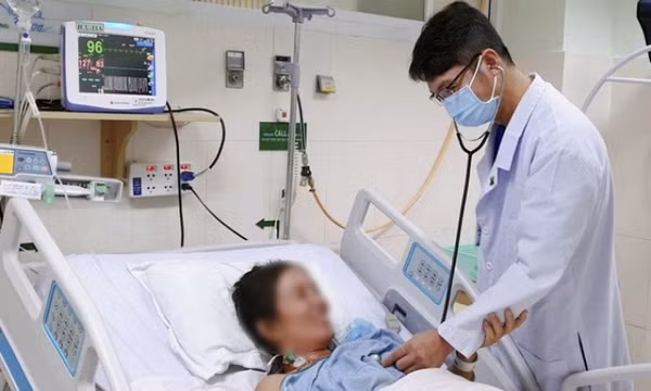 Nhập viện cấp cứu vì tự uống thuốc dân gian để phòng COVID-19