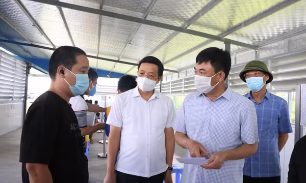 Phó Bí thư Thường trực Tỉnh ủy Ngô Hoàng Ngân kiểm tra công tác GPMB và phòng, chống dịch tại Quảng Yên