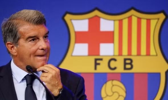 Về lại Barca, sóng gió liên tục ập đến Laporta