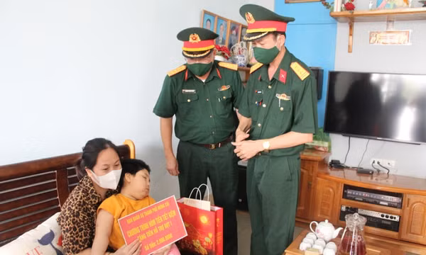 Ban Chỉ huy Quân sự TP Móng Cái: Đỡ đầu 3 trẻ em có hoàn cảnh khó khăn