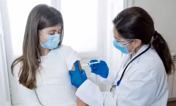 Lý do phản ứng phụ sau 2 mũi vắc xin Covid-19 có thể khác nhau