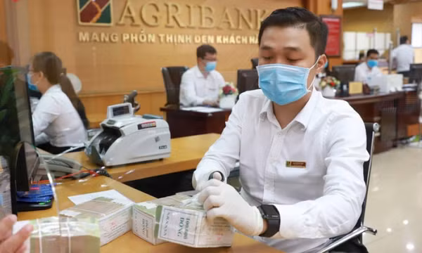 Người dân gửi tiền vào ngân hàng thấp kỷ lục trong gần một thập niên