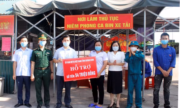 Trao tiền hỗ trợ cho lực lượng trực chốt kiểm soát dịch tại Trạm KSLH Km15-Bến tàu Dân Tiến