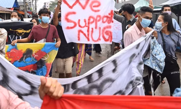 Chính quyền đối lập Myanmar kêu gọi nổi dậy, người dân đổ xô mua hàng