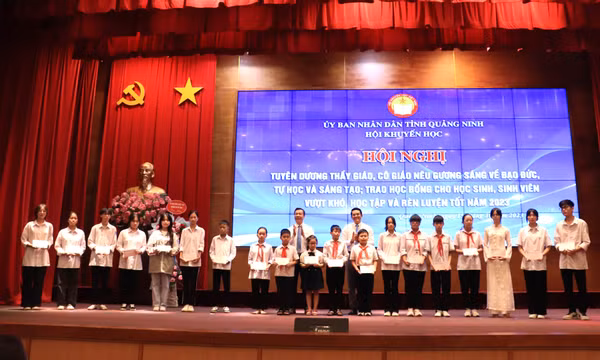 Tuyên dương thầy cô giáo và trao học bổng cho học sinh, sinh viên vượt khó học tập