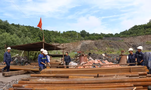 Những người tìm nguồn “vàng đen” trong lòng đất