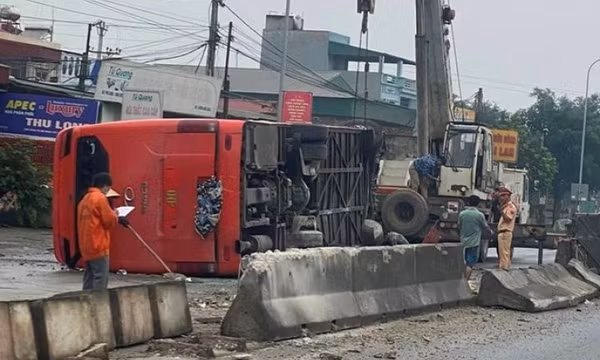 Chiếc xe khách lật ngang giữa đường sau cú tông vào dải phân cách