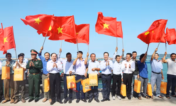 Chủ tịch nước Võ Văn Thưởng thăm quân và dân huyện đảo Cô Tô