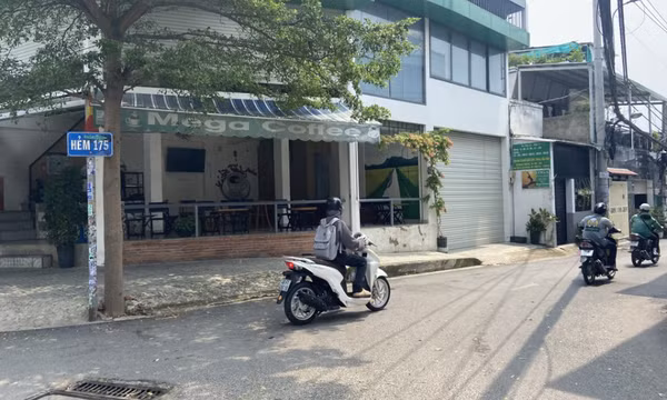 Nam thanh niên mặc áo xe công nghệ đâm xuyên ngực trái người đi đường