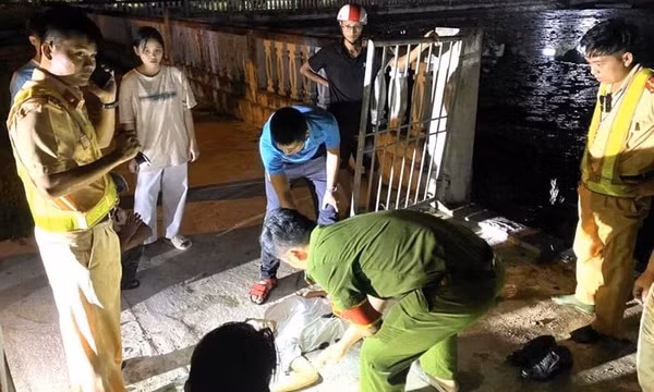Cảnh sát giao thông lao xuống hồ sâu cứu 2 học sinh đuối nước