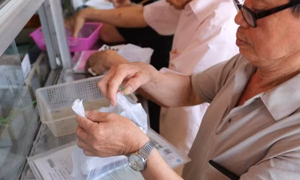 Quỹ Bảo hiểm Y tế kết dư hàng chục nghìn tỉ đồng, danh mục thuốc mới vẫn chờ cập nhật