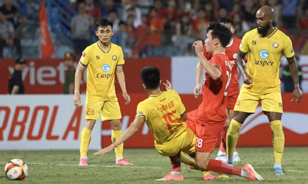 Viettel suýt thua Thanh Hoá trong ‘cơn mưa thẻ’ ở V-League