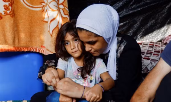 Người Palestine ở Dải Gaza đeo vòng tay nhận dạng để tránh bị chôn trong mộ tập thể