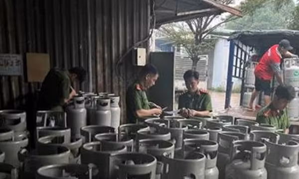 Triệt phá điểm sang chiết gas giả số lượng lớn tại Đồng Nai