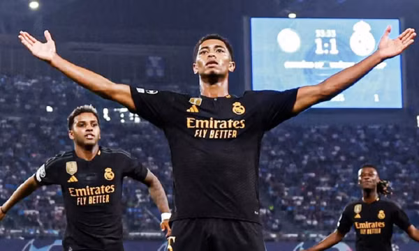 Bàn đá phản giúp Real thắng trên sân Napoli