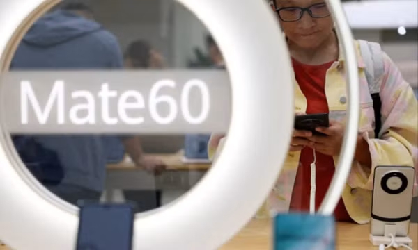 Chip trên Huawei Mate 60 'sản xuất bằng máy DUV của ASML'