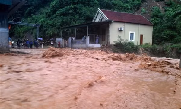 Phía Đông Bắc Bộ và Thủ đô Hà Nội có mưa vài nơi, miền Trung mưa lớn