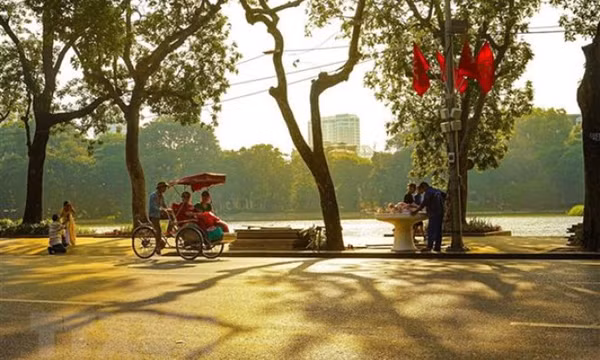 Bắc Bộ và Trung Bộ ngày nắng, chiều tối mưa dông, Nam Bộ có mưa rào
