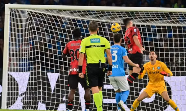 Milan mất điểm sau khi dẫn Napoli 2-0