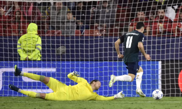 Các sao Brazil đưa Arsenal lên đỉnh bảng tại Champions League