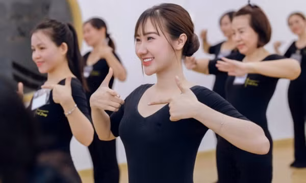 Người Việt trẻ đi học nói, cười